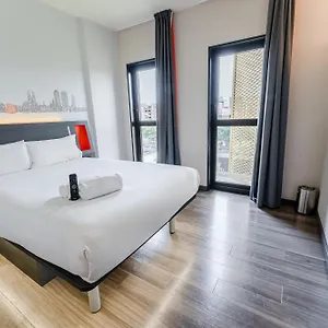Easyhotel Barcelona Fira ** L’Hospitalet de Llobregat